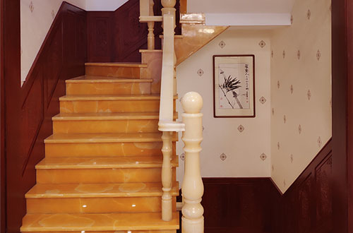 周矶管理区中式别墅室内汉白玉石楼梯的定制安装装饰效果