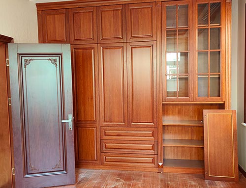 周矶管理区中式家庭装修里定制的实木衣柜效果图